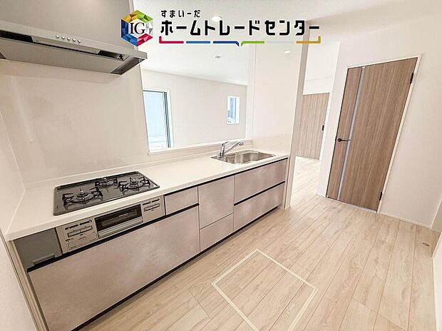 キッチンスペースは家族で作業が出来るよう広めにとりました。みんなで楽しくお料理をすれば、より美味しい食事が創れそうです。そしてお料理好きなお子様が育つかも、もちろん片付けもみんなでできます。