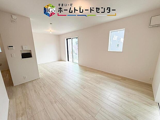 広々としたリビングは南側に設けた掃き出し窓からたくさんの陽光を取り入れてくれます。家族が集まる空間ですからやはり明るさと、暖かさは大切です。広さがありますので家具の配置に悩まなくて済むのも良いです。