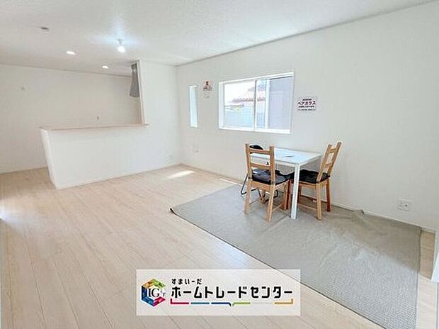 日当たりもよく、広々としたリビングです。ゆったりとした家族の時間をお過ごしいただけます。休日はご家族そろって、またはお友達を誘って、明るいリビングで楽しい時間をお過ごしください。