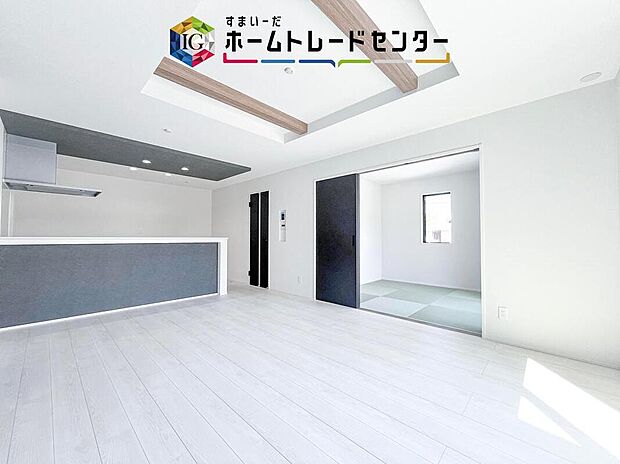 対面キッチンの前にダイニングテーブルを置き、手前側がリビングスペースになるかと思います。広く奥行きがありますので、ダイニング、リビングの各スペースの役割をしっかり分けて確保していただけます。