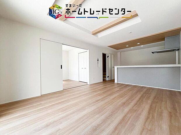 リビングの天井一部を折上天井とすることで、天井高を高くし開放感を持たせるとともに、アクセントをつけ高級感を持たせました。このちょっとした工夫が、お友達を呼びたくなる家へと大きく進化させてくれます。