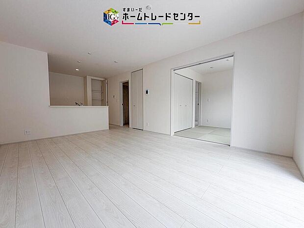 広々としたLDKは家具のレイアウトもしやすく、ご家族それぞれが心地よく過ごせる空間です。開放感のある室内で、毎日の時間にもゆとりが生まれそうです。