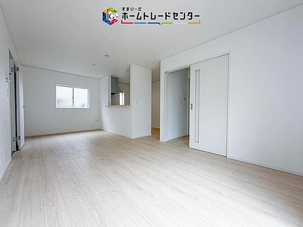 対面キッチンの前にダイニングテーブルを置き、手前側がリビングスペースになるかと思います。広く奥行きがありますので、ダイニング、リビングの各スペースの役割をしっかり分けて確保していただけます。