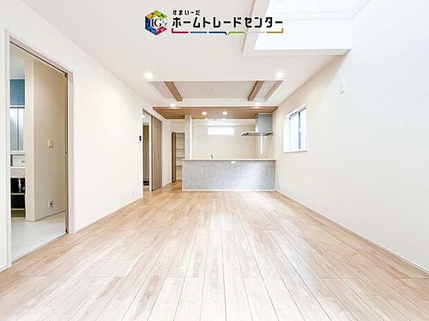 縦長で奥行きのあるリビングは、家具の配置がしやすく使い勝手が非常に良いです。特にソファを配置した時にその便利さがお分かりいただけると思います。ゆったりと、くつろげる場所でなくてはならないと考えています