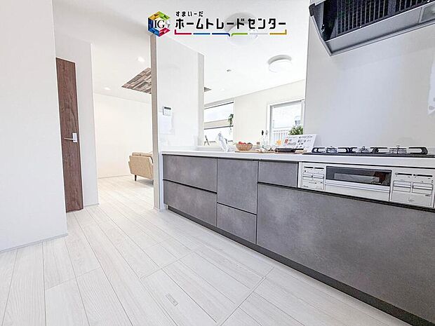 人気の対面式キッチン☆お食事の準備をしながらでもご家族とのコミュニケーションを楽しめます♪スライドタイプの収納を採用してますので、奥までしっかりと収納空間を利用できます。取り出しも簡単に♪