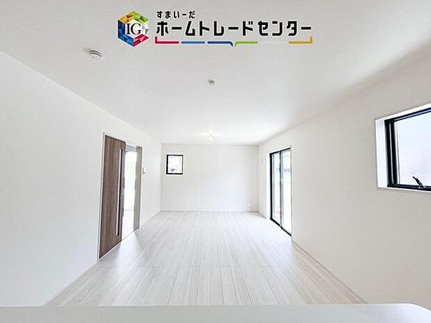 人気の対面式キッチン☆お食事の準備をしながらでもご家族とのコミュニケーションを楽しめます♪スライドタイプの収納を採用してますので、奥までしっかりと収納空間を利用できます。取り出しも簡単に♪