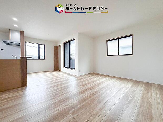 リビングにはこだわって開口部を可能な限り多く設けました。日当たり、風通しを良くするのはもちろんですが、やはり人が集まる場所ですので、開放感が必要な場所だと思います。広々としたリビングをお楽しみください