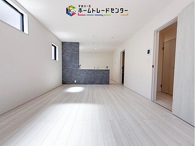 縦長で奥行きのあるリビングは、家具の配置がしやすく使い勝手が非常に良いです。特にソファを配置した時にその便利さがお分かりいただけると思います。ゆったりと、くつろげる場所でなくてはならないと考えています