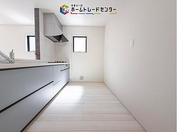 キッチンスペースは家族で作業が出来るよう広めにとりました。みんなで楽しくお料理をすれば、より美味しい食事が創れそうです。そしてお料理好きなお子様が育つかも、もちろん片付けもみんなでできます。