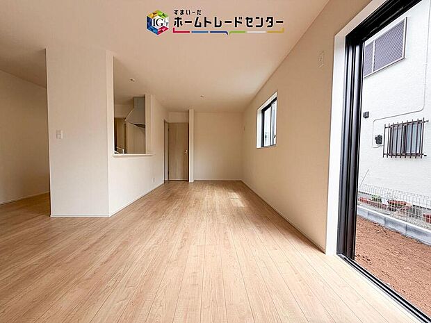 キッチンから見て、横長のリビングはご来客時に、キッチンはもちろんダイニングスペースを視界に入れない配置が可能です。生活感をお客様に見せたくない方などにも喜ばれています。家具の配置もしやすいのも良いです