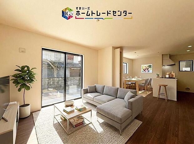 ダイニング、リビングの各スペースがしっかりと確保できるLDKです。※現況の物件写真に、CG による画像処理を行っています。家具、家電、照明器具、小物、カーテン、その他のイメージはCG です。