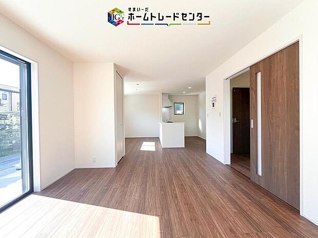 日当たりもよく、広々としたリビングです。ゆったりとした家族の時間をお過ごしいただけます。休日はご家族そろって、またはお友達を誘って、明るいリビングで楽しい時間をお過ごしください。