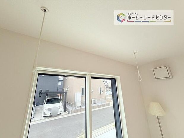 【【室内物干し】】急な雨にも対応できる室内物干しが標準装備のため、バルコニーの屋根を設置するは必要がありません。風の強い日でも気にせずお洗濯ができます。