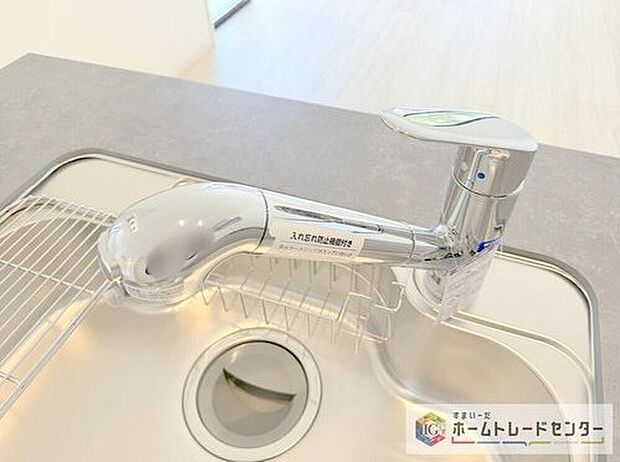 【浄水器】浄水カートリッジ内蔵で場所を取らずに見た目もスッキリ。ノズルはシャワーヘッドになっておりお掃除も楽々です。