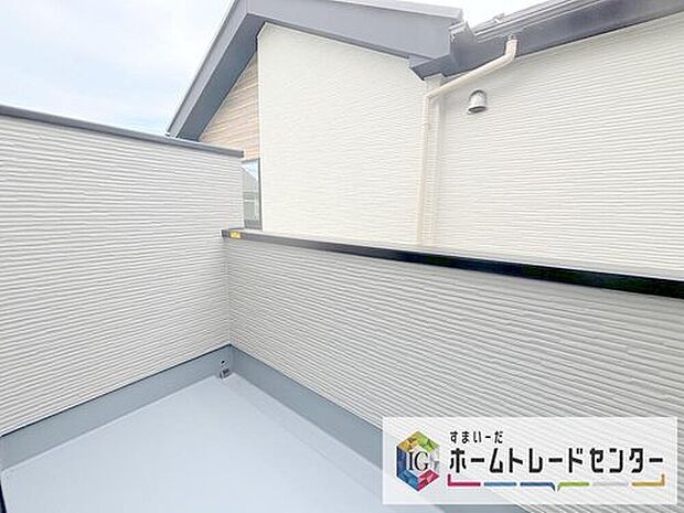 【バルコニー】お洗濯物を干したり、日光浴をしたり、色々なことにお使いいただくバルコニーは、外から見た際に建物の見た目にも大きな影響を与える要素の一つです。自慢の我が家としていただくために形にもこだわりました。