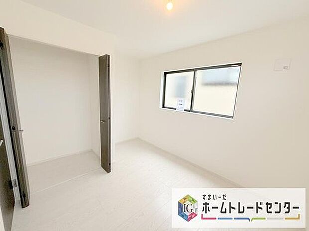 【洋室】各居室に収納を完備しております。収納が豊富な住宅は居室空間がしっかりと使えるので暮らしやすさが断然に上がります。荷物をを気にすることなく家具の配置をお好み通りにできるのも大きな魅力です。