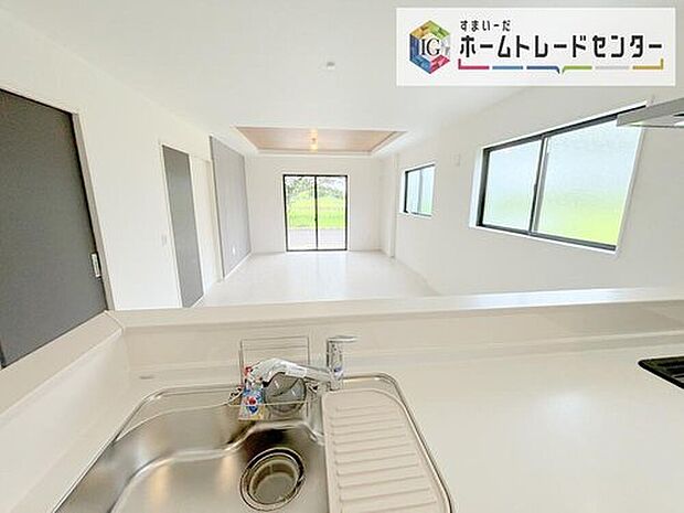 【 キッチン】キッチンからリビングの視界です。家事をしていてもしっかりご家族とコミュニケーションをお取りいただけます。お片付けの当番になった方もこれでしっかりと話題の中に入っていけます。