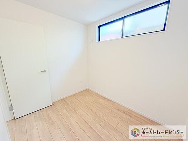 【洋室】こちらは3.7帖の納戸になります。広さを十分にとっていますので、普通のお部屋としても使える広さです。用途に応じて、収納スペースや、趣味のお部屋。お仕事のスペースなどにお使いいただけます♪