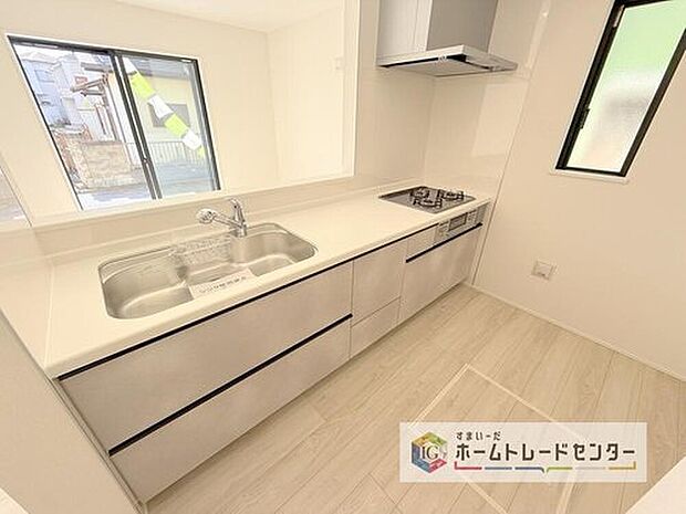 【キッチン】人気の対面式キッチン☆お食事の準備をしながらでもご家族とのコミュニケーションを楽しめます♪スライドタイプの収納を採用してますので、奥までしっかりと収納空間を利用できます。取り出しも簡単に♪