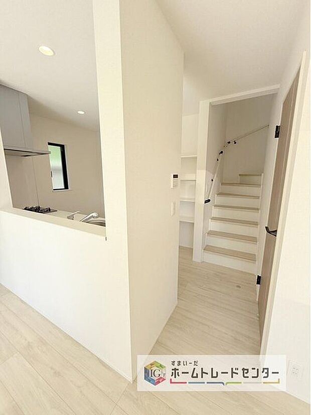 【リビングイン階段】帰宅時・外出時の自然なコミュニケーションを育むリビングイン階段を採用。家族が必ず顔を合わせて欲しい。そんな思いをこめています。