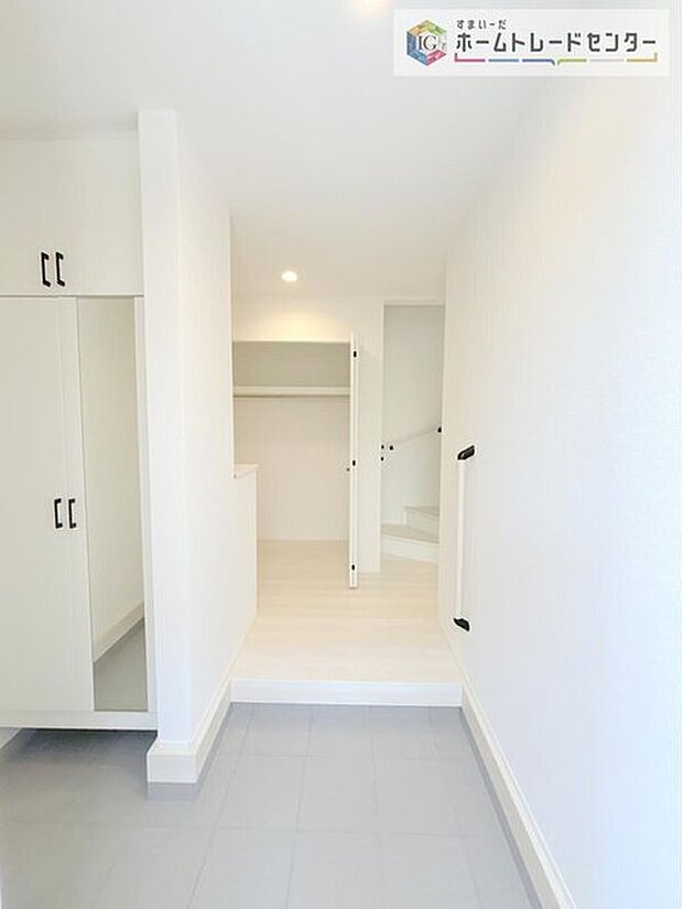 【 玄関】玄関ホールを広めにお取りいたしました。居室を広くとるために圧縮することも多いですが、家に入ってすぐ解放感を感じる贅沢な広さがあるのは気持ちのいいものです。家の第一印象となる部分、大切だと思います。