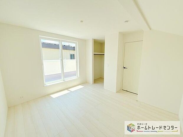 【居室】主寝室は7.25帖、お子様がまだ小さいご家庭なら2階のお部屋はここだけでいいかもしれません、もちろんウォークインクローゼットがついておりますので、荷物に悩まされることなく、好きに家具の配置ができます