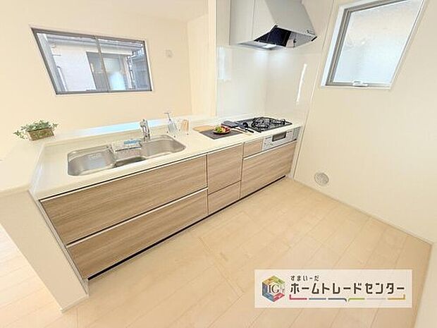 【【キッチン】】キッチンスペースはご家族みんなで作業ができるスペースを確保しております。みんなで楽しくお料理やお片付けをすれば、家事の時間も家族のコミュニケーションの時間に変わります。