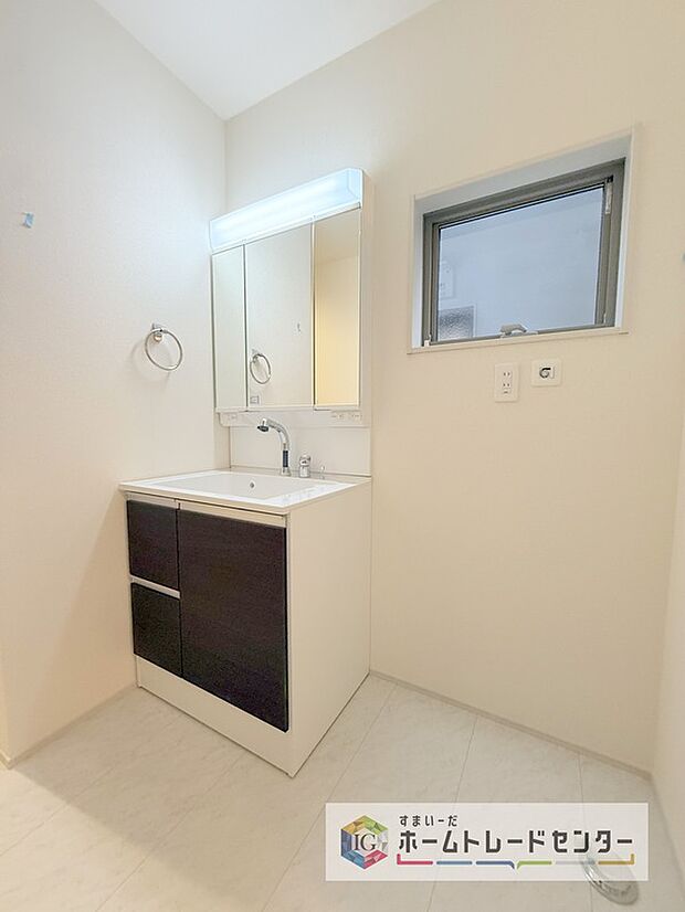 【【洗面所】】合わせ鏡が可能な3面鏡です。朝の忙しい時間でもの身だしなみのチェックもここだけで完結できます。もちろん鏡の後ろは充分な収納力を持った収納となっており、視界に入る部分はスッキリと片付きます。