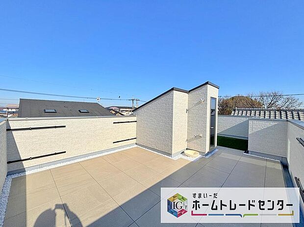 【屋上】アウトドアリビングとしてバーベキューや子供用プールを広げるなどが楽しめます♪屋上なら通行人から見えることもなくプライバシーが守れます。