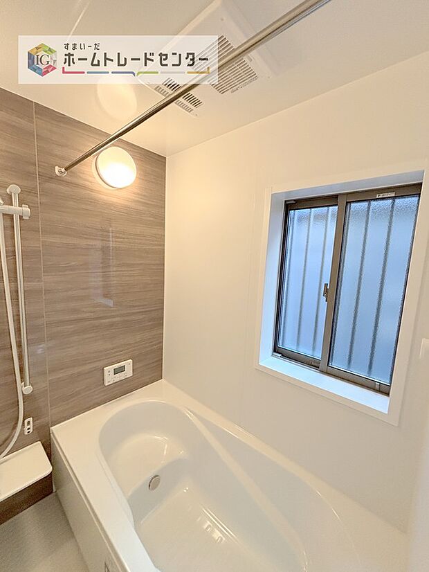 【【浴室】】一坪タイプのユニットバスは、足をしっかりと延ばして一日の疲れを癒すことが可能です。浴室暖房乾燥機も完備しておりますので、カビの心配が無いのはもちろん、雨の日のお洗濯物はお風呂で乾かせます。