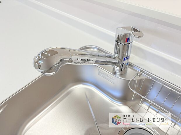 【【浄水器】】浄水カートリッジ内蔵で場所を取らずに見た目もスッキリ。ノズルはシャワーヘッドになっておりお掃除も楽々です。