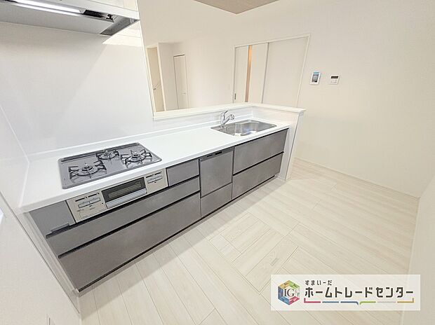 【キッチン】キッチンスペースは家族で作業が出来るよう広めにとりました。みんなで楽しくお料理をすれば、より美味しい食事が創れそうです。そしてお料理好きなお子様が育つかも、もちろん片付けもみんなでできます。