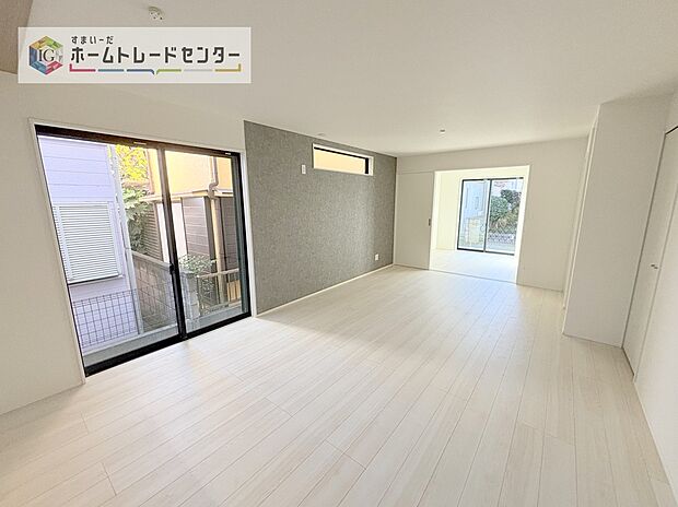 【リビング】広々としたリビングは南側に設けた掃き出し窓からたくさんの陽光を取り入れてくれます。家族が集まる空間ですからやはり明るさと、暖かさは大切です。広さがありますので家具の配置に悩まなくて済むのも良いです。