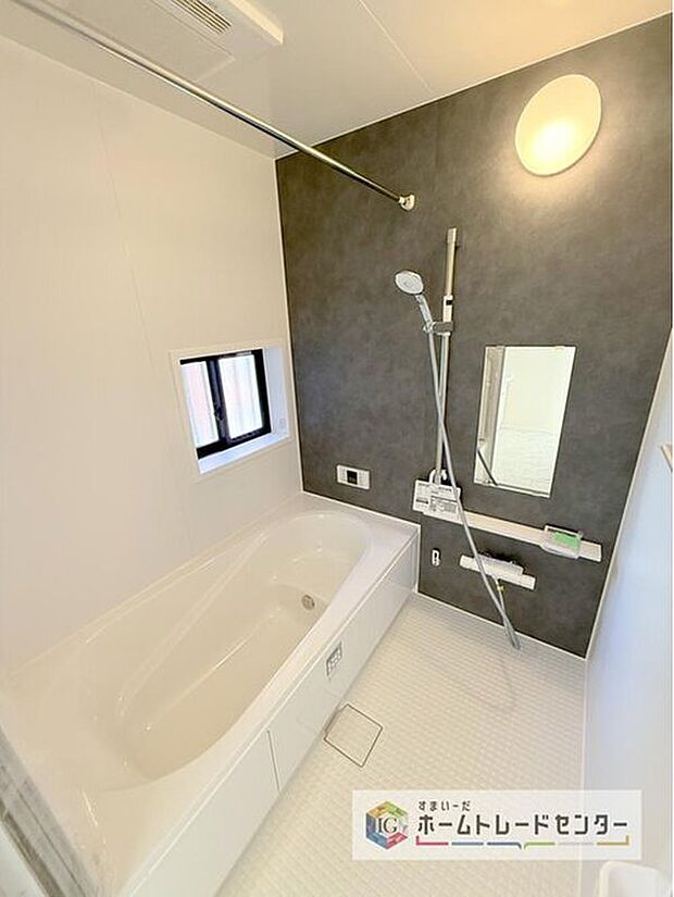 【浴室】一坪タイプのユニットバスは、足をしっかりと延ばして一日の疲れを癒すことが可能です。浴室暖房乾燥機も完備しておりますので、カビの心配が無いのはもちろん、雨の日のお洗濯物はお風呂で乾かせます。