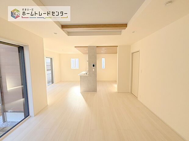 【リビング】日当たりもよく、広々としたリビングです。ゆったりとした家族の時間をお過ごしいただけます。休日はご家族そろって、またはお友達を誘って、明るいリビングで楽しい時間をお過ごしください。