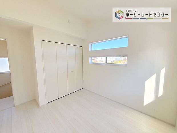 【洋室】各居室に収納を完備しております。収納が豊富な住宅は居室空間がしっかりと使えるので暮らしやすさが断然に上がります。荷物をを気にすることなく家具の配置をお好み通りにできるのも大きな魅力です。