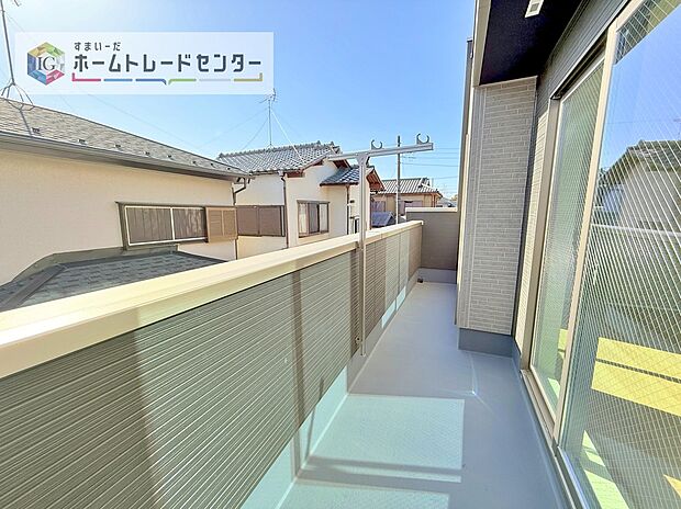 【バルコニー】南面に面したバルコニーはもちろん日当たり良好です。お洗濯物を干していただく際にも楽にできるように奥行きを広くお取りいたしました。明るく、暖かなゆとりあるスペースで快適に家事を行っていただけます。