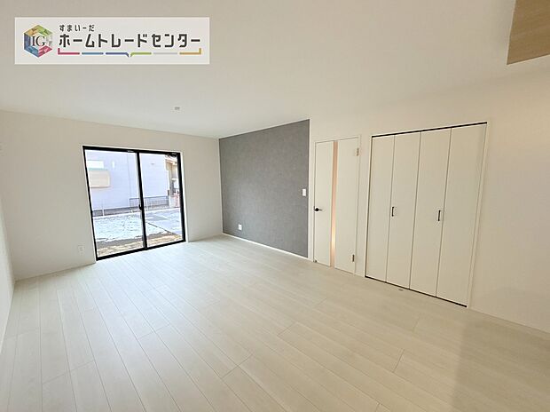 【リビング】広々としたリビングは南側に設けた掃き出し窓からたくさんの陽光を取り入れてくれます。家族が集まる空間ですからやはり明るさと、暖かさは大切です。広さがありますので家具の配置に悩まなくて済むのも良いです。