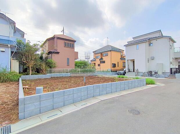 【現地外観写真】完成してからは見ることのできない、施工方法や構造をしっかりとご確認いただけるのが、建築中の住宅の大きなメリットです。専門知識を持ったスタッフがご説明させていただきます。お気軽にお問い合わせください。