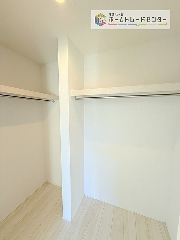 【収納】大容量のウォークインクローゼットです。どなた様でも収納に頭を悩ませたことがあるかと思います。ウォークインクローゼットがございますと一気に解決いたしますし、お部屋を最大限の空間ですっきりお使い頂けます。