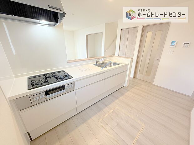 【キッチン】人気の対面式キッチン☆お食事の準備をしながらでもご家族とのコミュニケーションを楽しめます♪スライドタイプの収納を採用してますので、奥までしっかりと収納空間を利用できます。取り出しも簡単に♪
