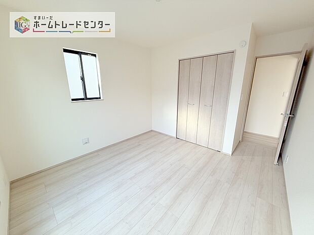 【洋室】各居室に収納を完備しております。収納が豊富な住宅は居室空間がしっかりと使えるので暮らしやすさが断然に上がります。荷物をを気にすることなく家具の配置をお好み通りにできるのも大きな魅力です。
