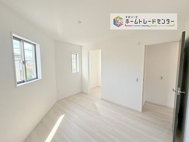 【洋室】日当りの良さは写真でも充分に伝わるかと思いますが、開放感のある周囲にめぐまれたおかげで、風通しもとても良くなっております。ぜひ現地を見ていただき体感していただきたいポイントです。