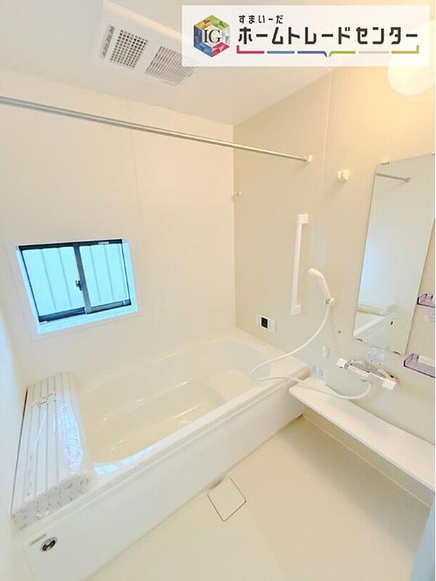 【【浴室】】一坪タイプのユニットバスは、足をしっかりと延ばして一日の疲れを癒すことが可能です。浴室暖房乾燥機も完備しておりますので、カビの心配が無いのはもちろん、雨の日のお洗濯物はお風呂で乾かせます。