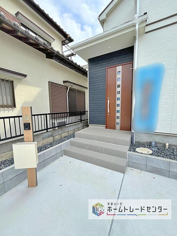 【玄関】駐車場横のアプローチを上がると、高級感のある玄関ドアがございます。玄関を開けると広々とした空間と収納も目の前に!玄関が広い家は入った瞬間から気持ちが良いです。ぜひご自身で確かめて見て下さい。