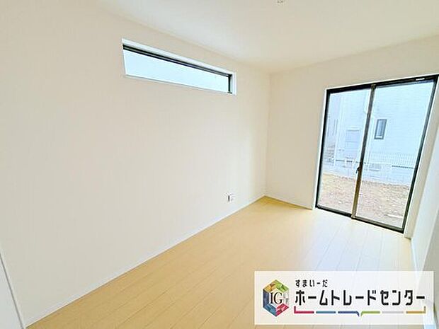 【洋室】リビング隣接の洋室は、その機能を発揮できるようしっかりとした広さをお取りいたしました。普段は開放スペース、お子様の遊び場、お客様がいらしたとき、ご両親様がお泊りに来た時など、色々と使い道がございます。