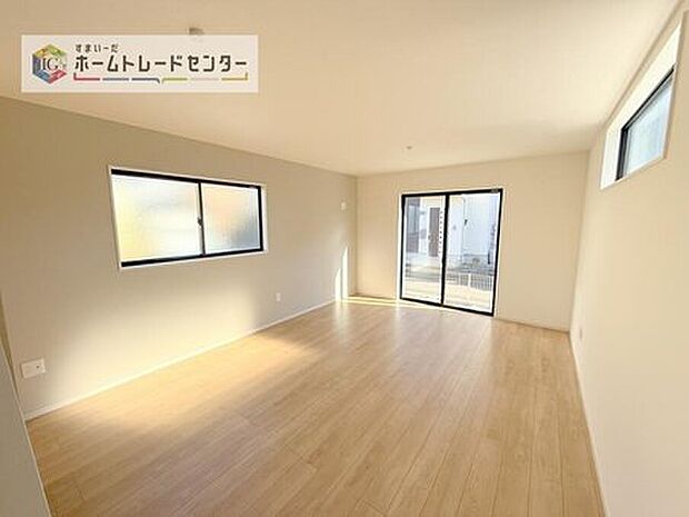 【リビング】複数の方角から部屋へ日光を採り入れることができるため、一日を通して陽当たりが良く部屋が明るくなります。今の時代に欠かせない換気も良好です!