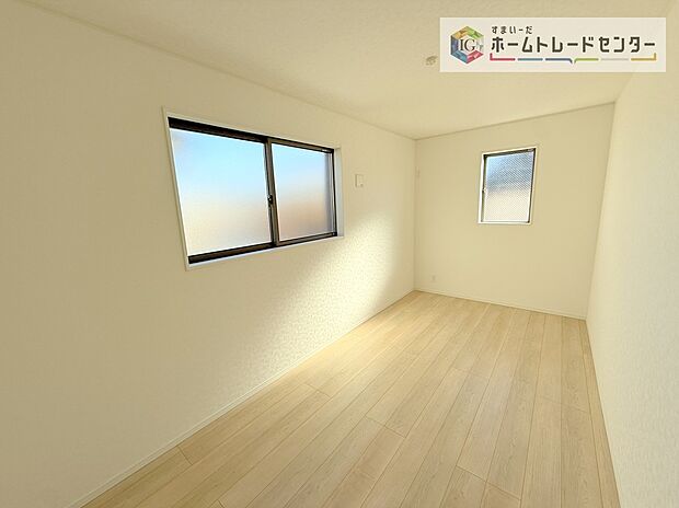 【洋室】2面採光の洋室です。窓からの眺望もよくなり視界が広いので、部屋にいても飽きません、そしてもちろん大切なのは明るさと風通し、明るい日差しと心地よい風で自分のお部屋でくつろげる贅沢をご提供します。