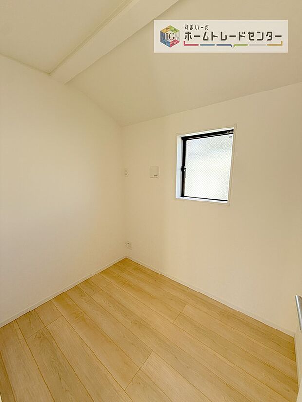 【その他内観】デスクを置いて書斎のように使えるテレワークルーム をご用意しております。プライベートと仕事の時間を分けたい方必見です。