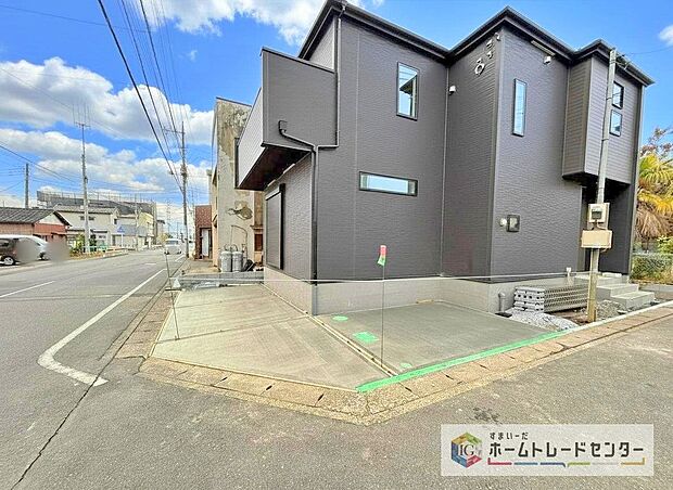 【【カースペース2台】】カースペースが2台分ございますので、家族分の自転車を駐輪したり、急な来客用の駐車スペースとしてもお使いいただけます。